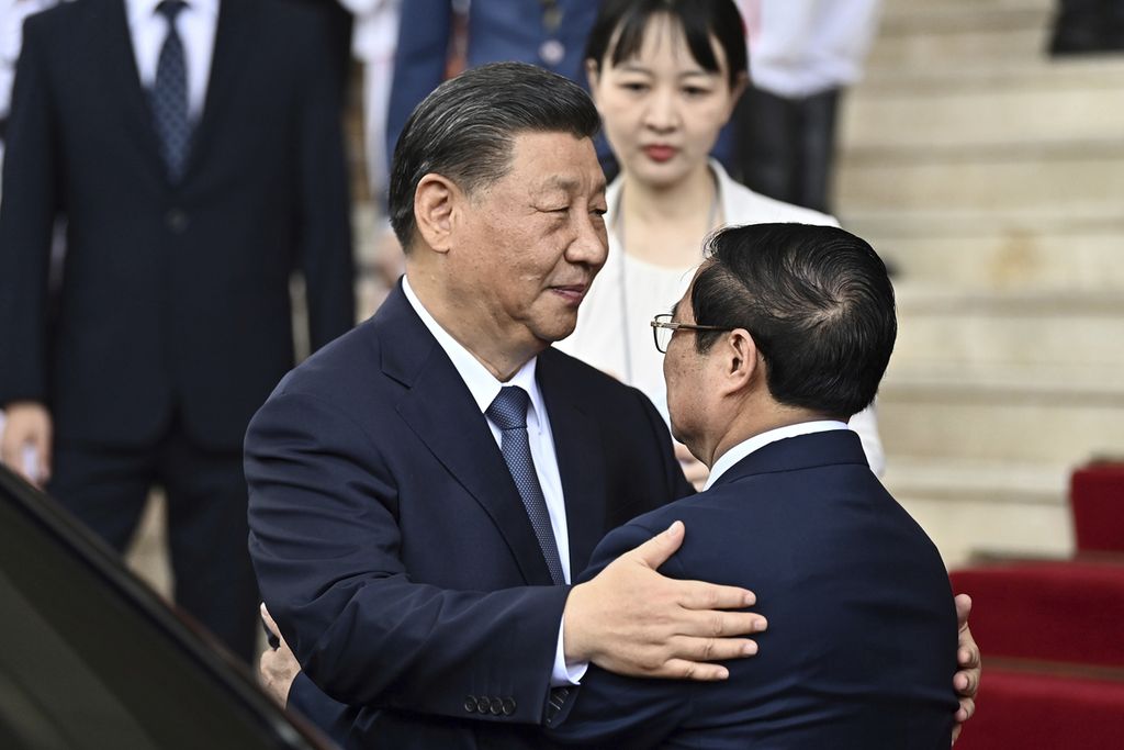 Perdana Menteri Vietnam Pham Minh Chinh (kanan) memeluk Presiden China Xi Jinping dalam pertemuan di Kantor Pemerintah di Hanoi, Vietnam, 13 Desember 2023. 