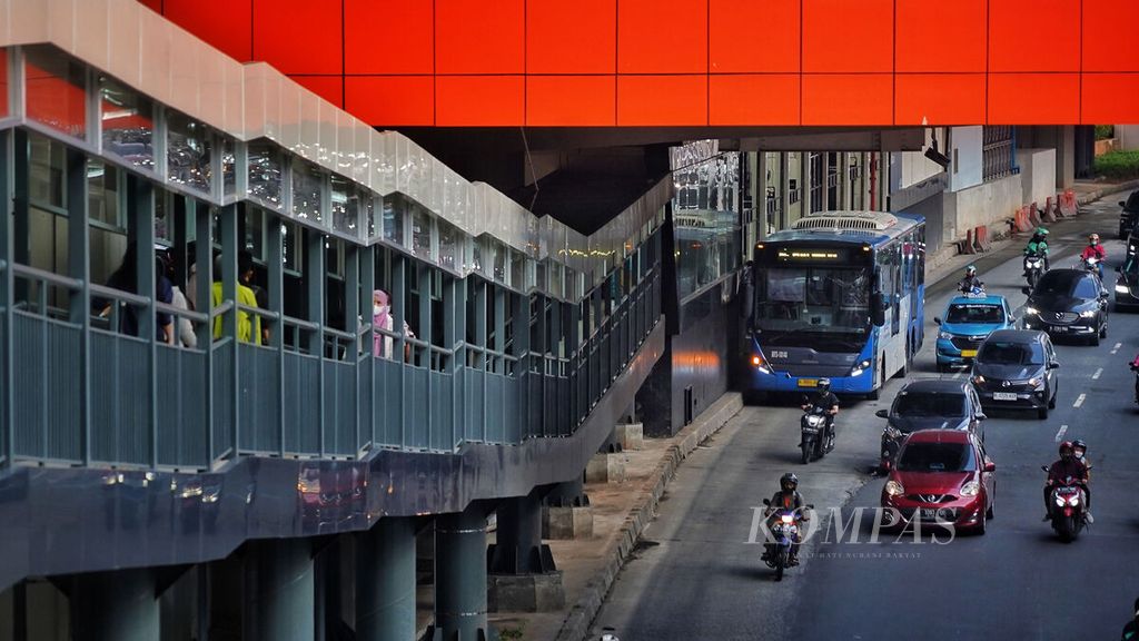 Moda Transjakarta berhenti di Halte Terintegrasi Setiabudi Utara di Kuningan, Jakarta, yang sudah usai pengerjaannya, Jumat (31/3/2023).