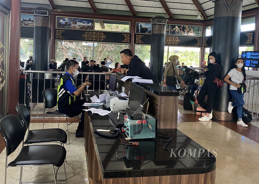 Penumpang tak bermasker berinteraksi dengan petugas di Bandara Internasional Soekarno-Hatta, Tangerang, Banten, Sabtu (19/3/2022). Seiring dengan adanya pelonggaran aturan perjalanan, aktivitas penumpang di bandara tersebut menggeliat. 