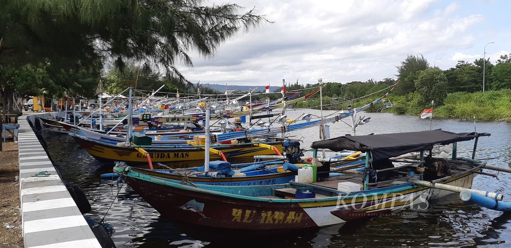 Perahu nelayan berderet rapi. Wisatawan menikmati wisata kuliner ikan bakar di Fish Market, Kampung Mandar, Banyuwangi, Jawa Timur, Selasa (10/1/2023). 