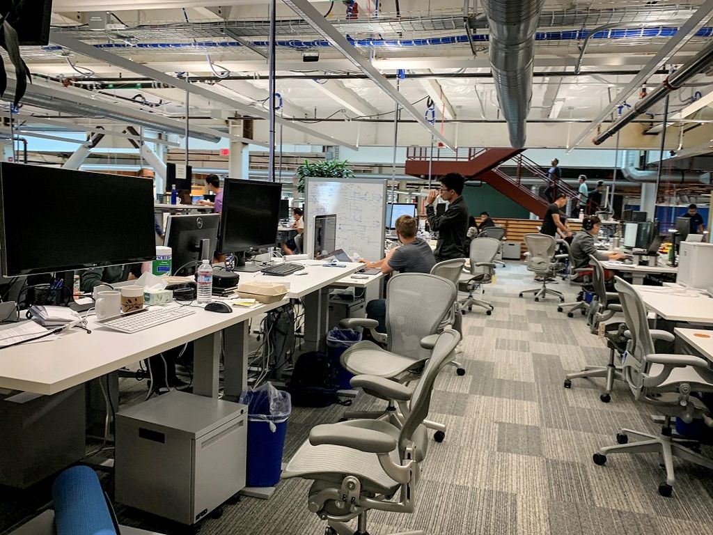 Suasana kerja di Gedung MPK 21 Facebook di Menlo Park, California, Rabu (12/6/2019). Pegawai Facebook bekerja di ruang yang terbuka tanpa sekat-sekat.
