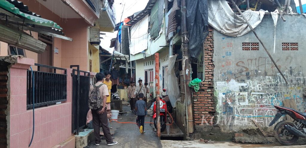 Suasana di kawasan Kampung Pulo, Kelurahan Kampung Melayu, Jatinegara, Jakarta Timur, setelah banjir surut pada Rabu (8/1/2020). Aktivitas warga mulai kembali normal.