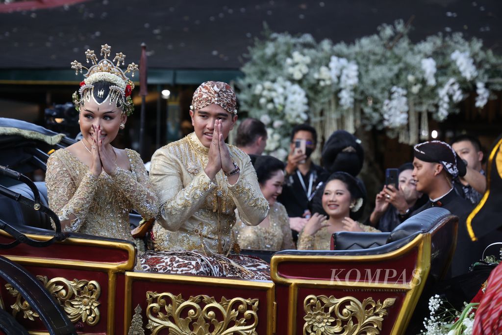 Pasangan pengantin Kaesang Pangarep dan Erina Gudono seusai menjalani upacara pernikahan di Pendopo Agung Ambarrukmo, Sleman, DI Yogyakarta, Sabtu (10/9/2022). 