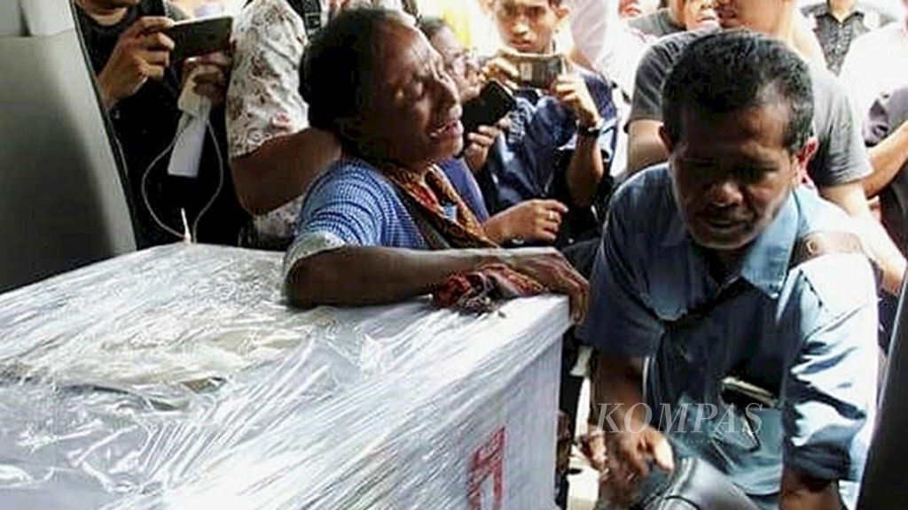 Peti jenazah Adelina Sau (27) hendak dimasukkan ke dalam ambulans di Bandara Kupang, 17 Februari 2018, guna dibawa ke kampung halaman di Desa Abi, Kecamatan Oenino, Timor Tengah Selatan, Provinsi Nusa Tenggara Timur. Adelina bekerja sebagai TKI ilegal di luar negeri dan meninggal. 