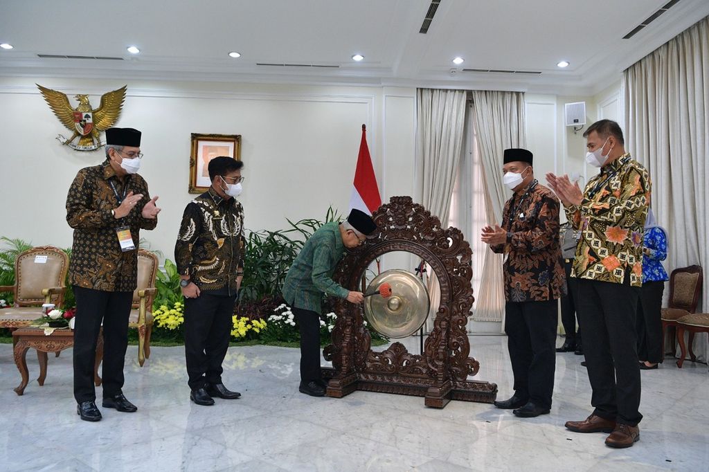 Wakil Presiden Ma'ruf Amin membuka Munas XI Gapki, di Istana Wapres, Jakarta Pusat, Jumat (3/3/2023). Pembukaan ditandai dengan pemukulan gong.