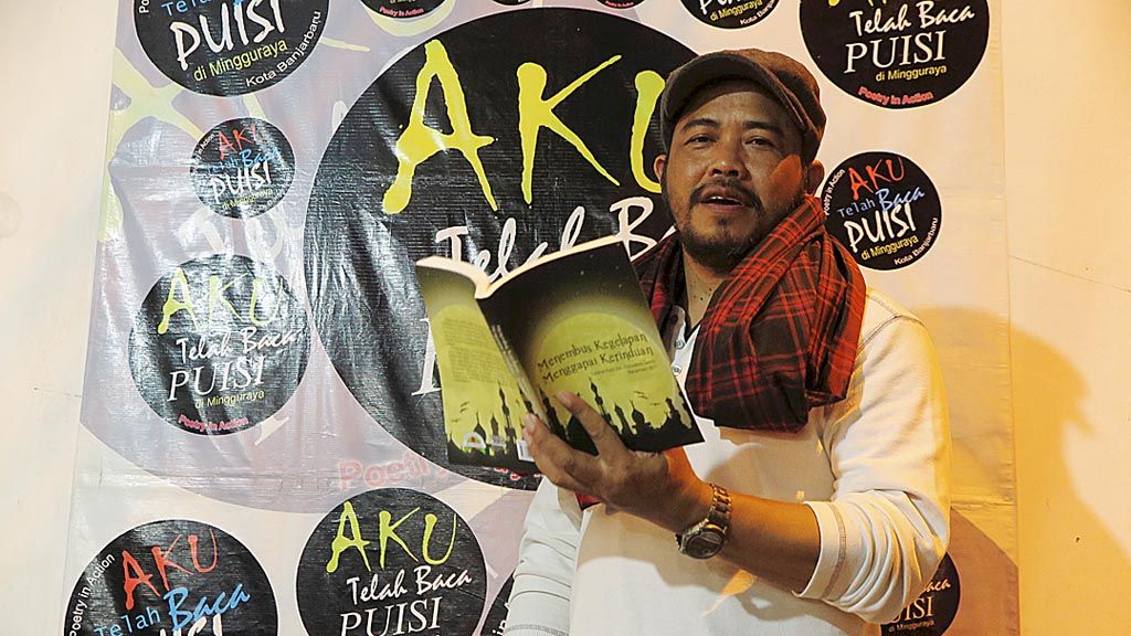 Penyair Hasan Aspahani membaca puisi di Panggung Bundar Poetry in Action, Banjarbaru, Kalimantan Selatan, Sabtu (2/12).