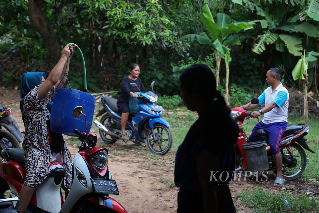 Nelayan menyetor cumi-cumi ke pengepul di Dusun Legon Cikmas, Desa Karimunjawa, Kecamatan Karimunjawa, Jepara, Jawa Tengah, Rabu (17/4/2024). 