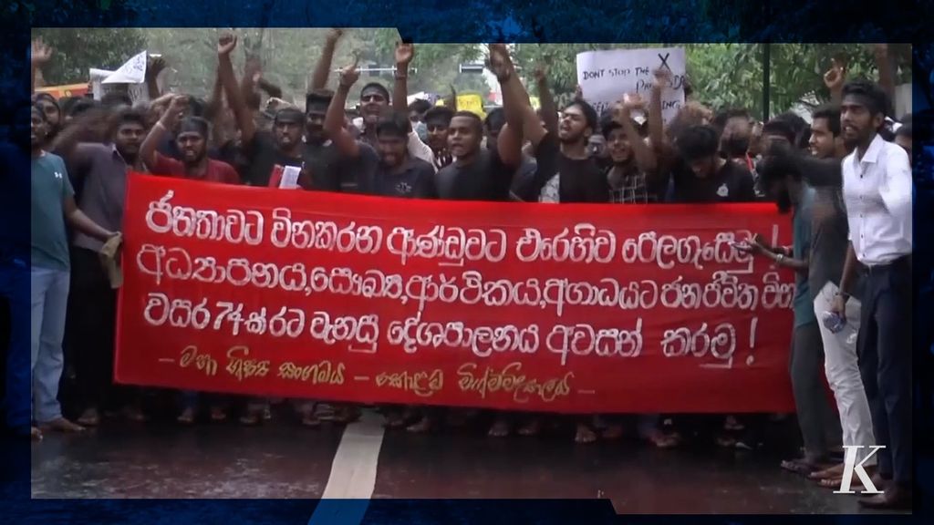 Unjuk rasa menuntut pengunduran diri Presiden Sri Lanka Gotabaya Rajapaksa terus bergulir. Pada Selasa (5/4/2022), massa berkumpul di depan kediaman kakak Presiden Sri Lanka, Perdana Menteri Mahinda Rajapaksa.