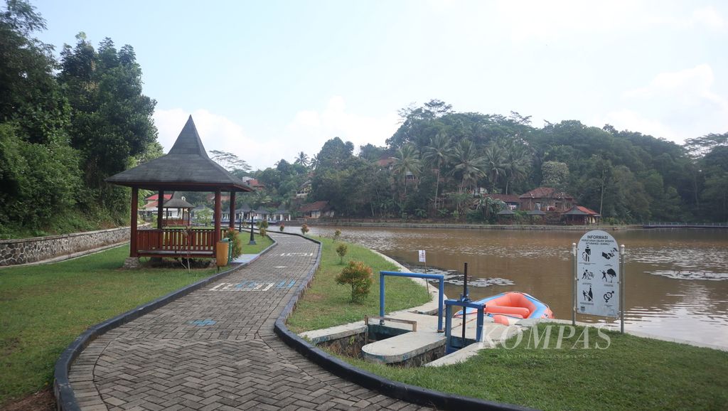Suasana Situ Wangi di Kecamatan Kawali, Kabupaten Ciamis, Jawa Barat, Selasa (13/6/2023). Pemerintah Provinsi Jabar merevitalisasi situ tersebut menjadi destinasi wisata. Situ itu memiliki sejumlah fasilitas, seperti gazebo, jogging track, anjungan, hingga amfiteater mini.