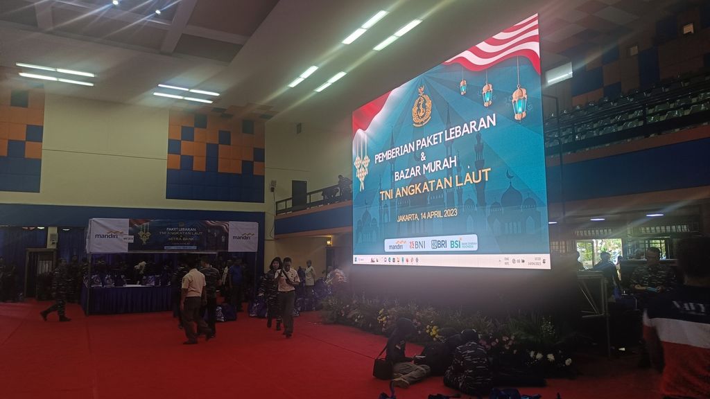 Suasana pembagian sembako kepada prajurit TNI Angkatan Laut di Markas Besar TNI AL, Jakarta, Jumat (14/4/2023).