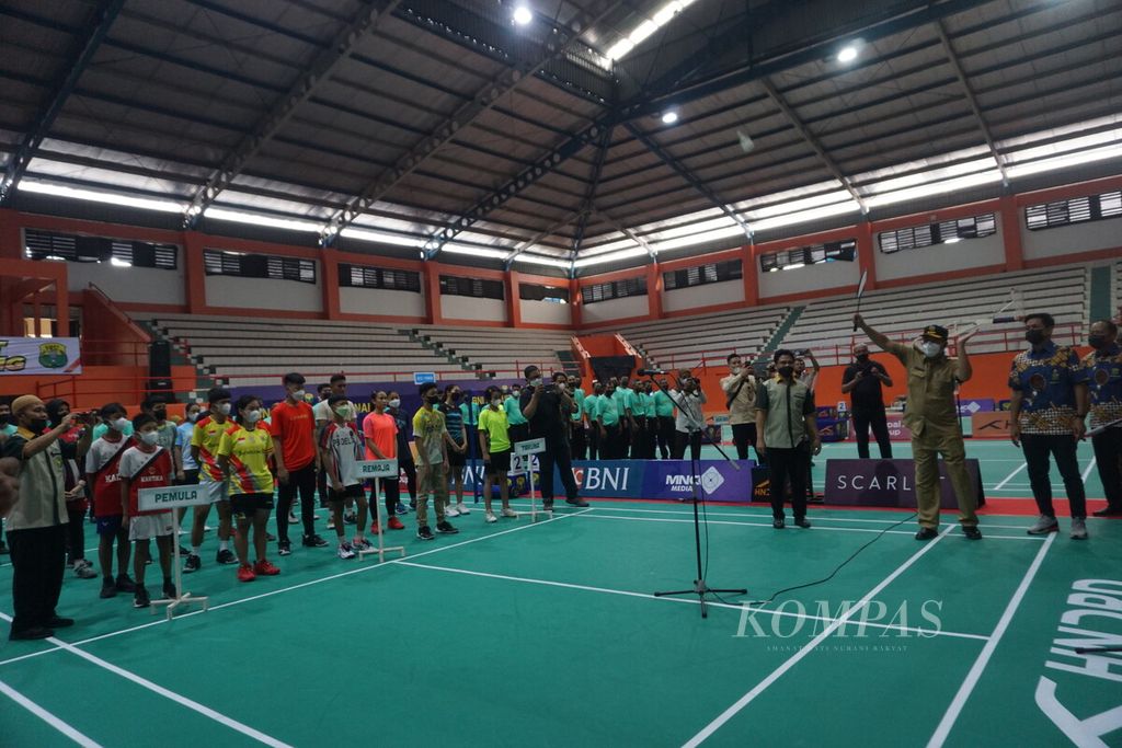 Bupati Banyumas Achmad Husein membuka ajang BNI Sirkuit Nasional A di Sasana Krida Raga Satria di Purwokerto, Banyumas, Jawa Tengah, Senin (3/10/2022). 