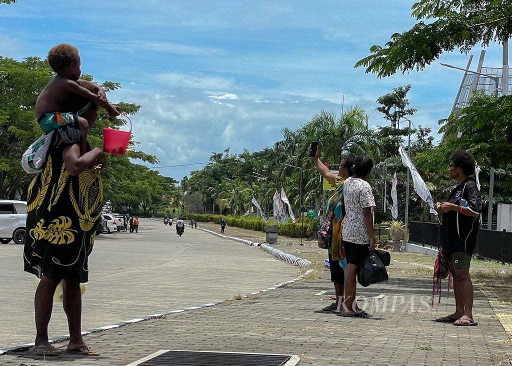 Warga Papua Niugini berfoto seusai berbelanja di pasar Pos Lintas Batas Negara (PLBN) Skouw, Distrik Muara Tami, Kota Jayapura, Papua, Sabtu (16/3/2024). 