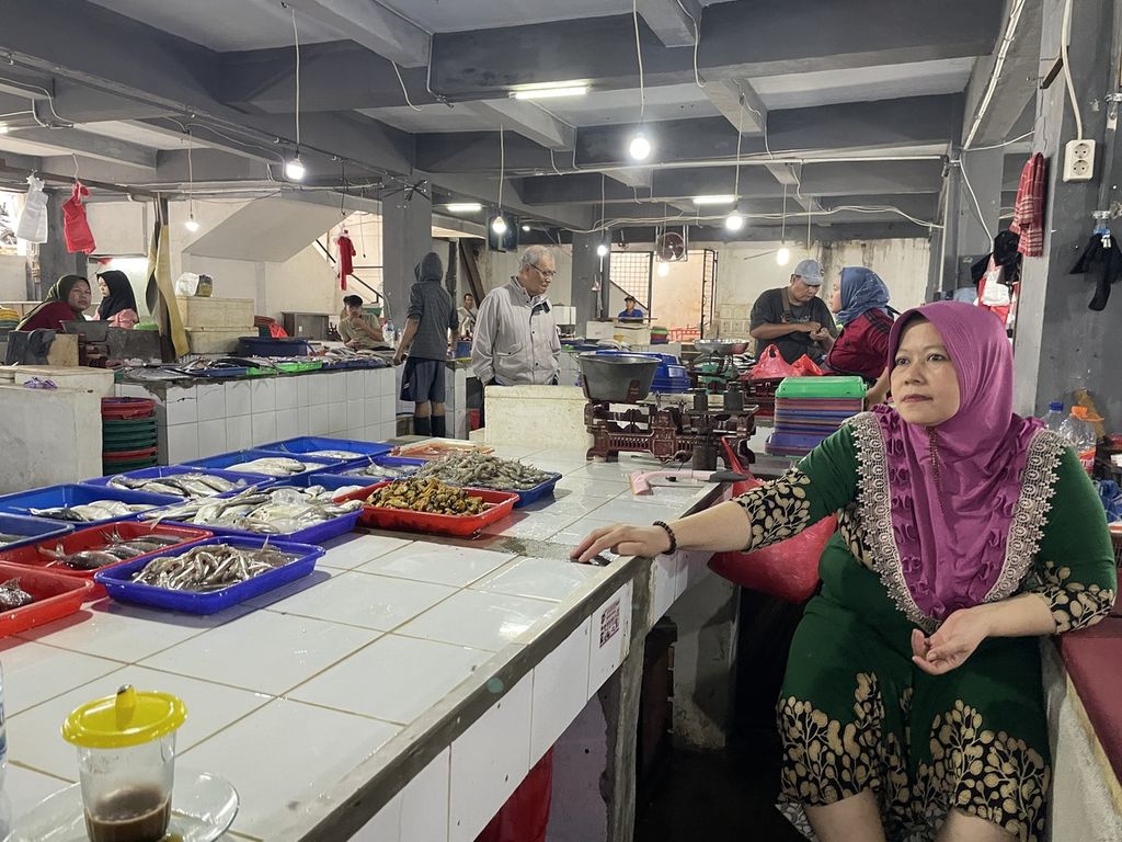Maimunah (43), pedagang ikan yang sebelumnya berjualan di eks Terminal Polycarbonate, memilih bertahan menjajakan dagangannya di dalam gedung Pasar Ciputat, Tangerang Selatan, Banten, Selasa (14/3/2023).
