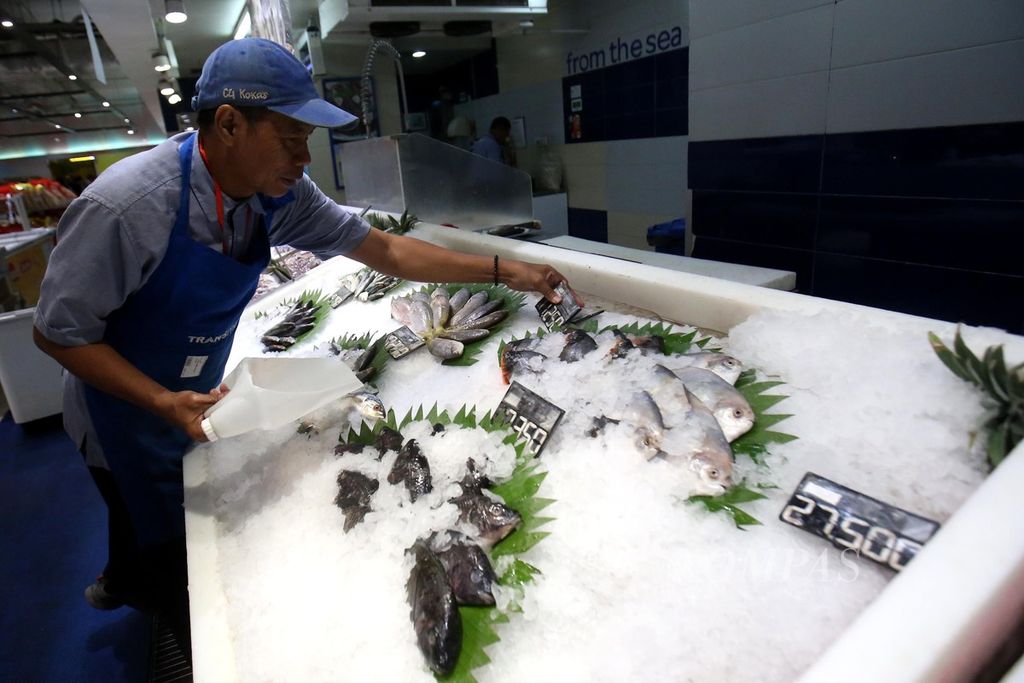 Petugas memastikan kondisi ikan segar di supermarket ritel Transmart, Kota Kasablanka, Tebet, Jakarta Selatan, Minggu (31/3/2024). Sepuluh hari menjelang Lebaran, seiring dengan telah turunnya gaji dan tunjangan hari raya pusat, perbelanjaan mulai dipadati warga yang hendak berbelanja kebutuhan untuk Lebaran. 