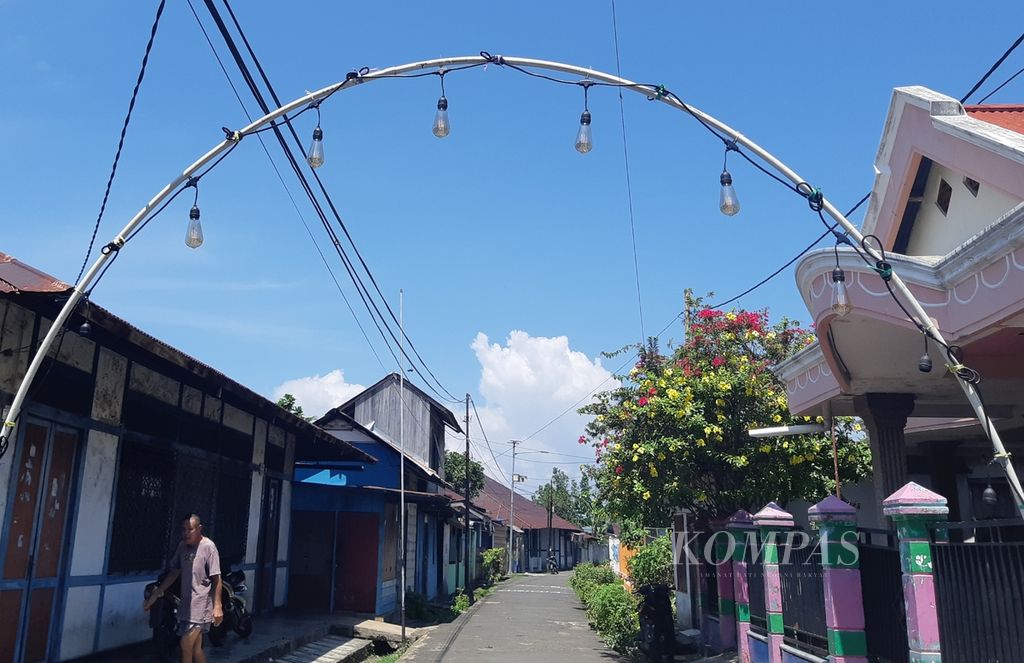 Lampu yang menerangi jalan umum di Pulau Doom. 