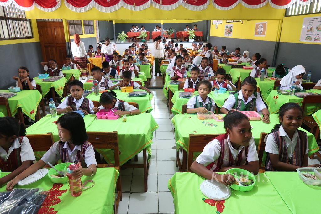  Siswa SD Negeri Hombol Desa Lendola, Alor, Nusa Tenggara Timur, memakan makanan lokal dalam acara Makan Sehat Pangan Lokal di Sekolah sebagai bagian dari kegiatan Sekolah Lapang Kearifan Lokal oleh Kemendikbudristek, Jumat (13/9/2024).