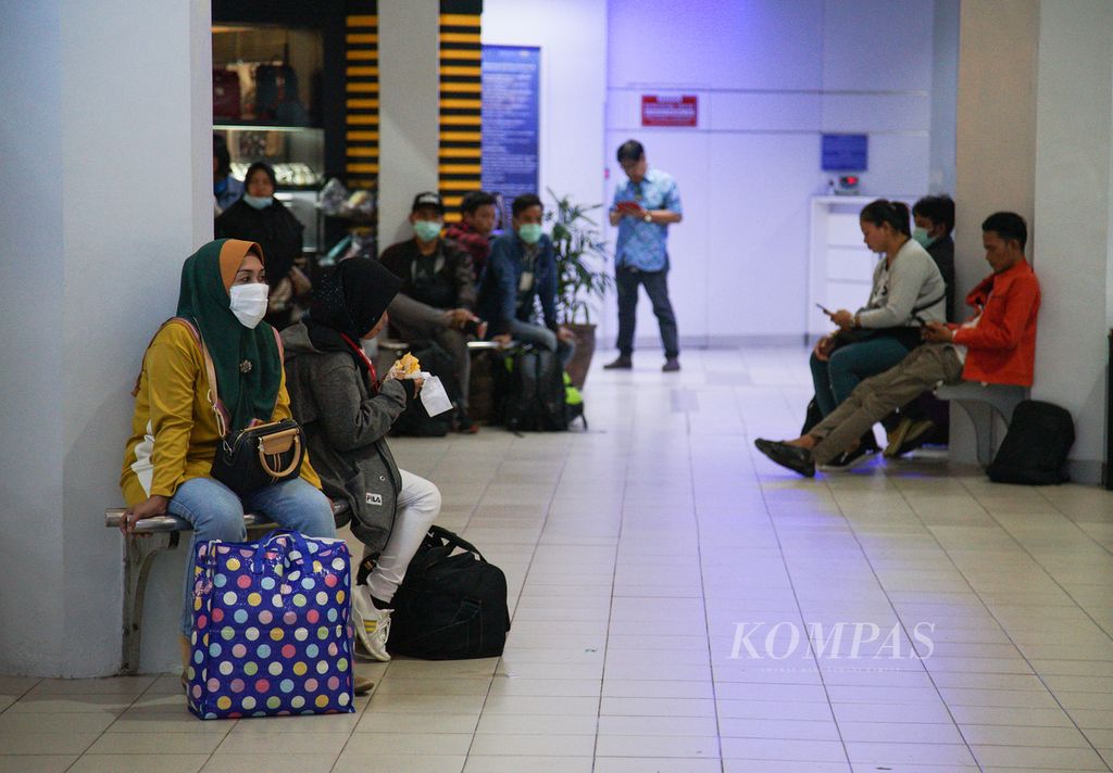 Sejumlah penumpang mengantre tiket di Pelabuhan Feri Internasional Batam Centre, Kota Batam, Kepulauan Riau, Selasa (17/3/2020). 