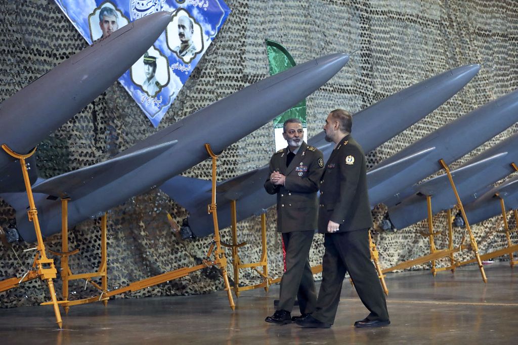 Panglima Angkatan Bersenjata Iran Jenderal Abdolrahim Mousavi (kiri) dan Menteri Pertahanan Iran Mohammad Reza Gharaei Ashtiani meninjau sebagian pesawat nirawak buatan Iran pada akhir Januari 2024.