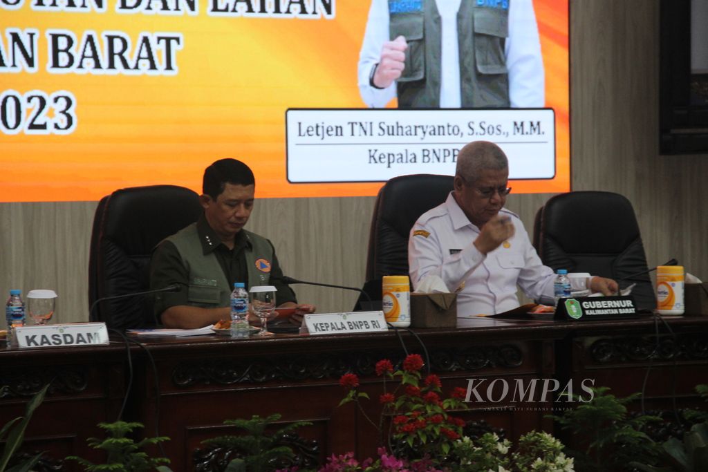 Kepala Badan Nasional Penanggulangan Bencana (BNPB) Suharyanto (kiri) dalam rapat koordinasi penanggulangan kebakaran hutan dan lahan di Balai Petitih, Kantor Gubernur Kalimantan Barat, Rabu (20/9/2023).