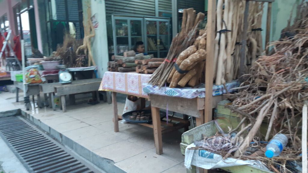 The bajakah wood, which went viral for being considered able to cure cancer, is sold freely in markets and on the roadside, Saturday (16/8/2019).