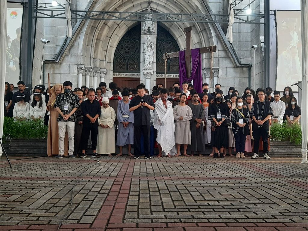 Seluruh tim Orang Muda Katolik (OMK) berdoa menutup kegiatan visualisasi jalan salib di Gereja Katedral Jakarta, Jumat (7/4/2023).