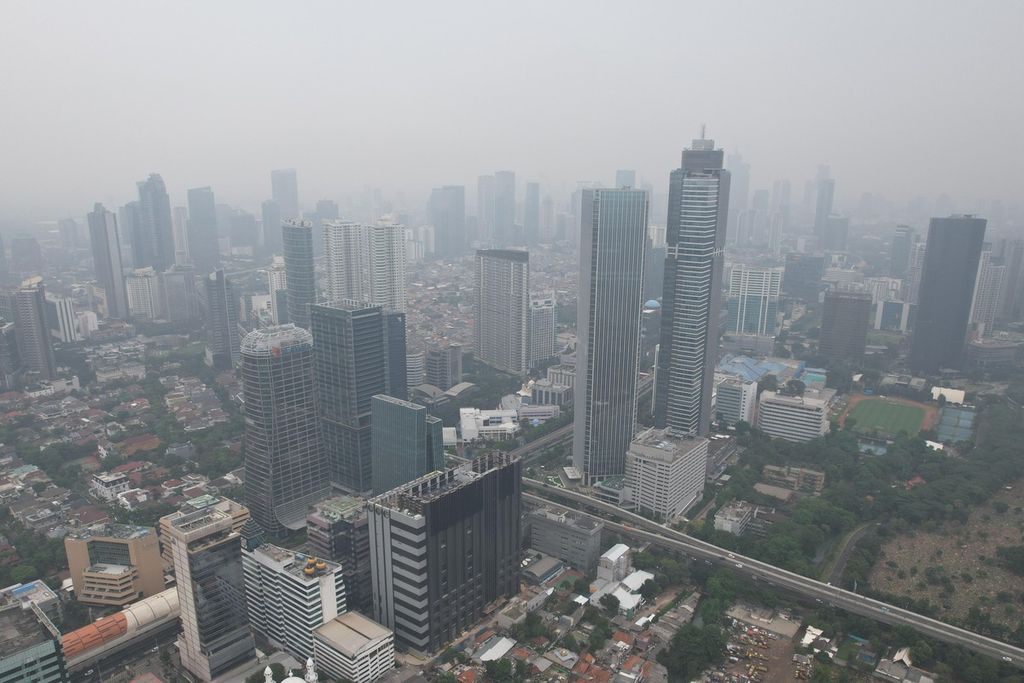 Kondisi langit Jakarta yang diselimuti kabut polusi, Selasa (26/12/2023). Menurut situs IQAir, Selasa pukul 12.00 WIB, nilai indeks kualitas udara di Jakarta adalah 167 atau dalam kondisi tidak sehat. Libur hari raya dan cuti bersama ternyata tidak mampu mengurangi tingginya tingkat polusi di Jakarta.