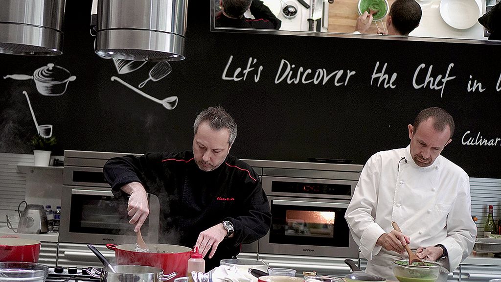 Demo masak oleh chef Olivier Oddos (kiri) dan Gilles Marx bertemakan 'French Cuisine with Japanese Inspiration" di Modena, Jakarta, Jumat (9/2).