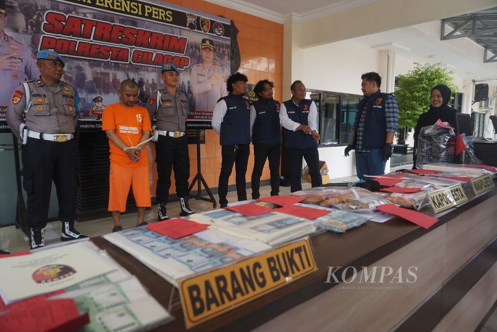 Kepolisian Resor Kota Cilacap menangkap pelaku pembuat uang palsu menggunakan kertas roti. Ratusan lembar uang palsu disita Polresta Cilacap di Cilacap, Jawa Tengah, Senin (8/1/2024).