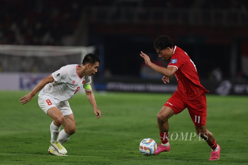 Pemain Indonesia, Rafael Struick, memcoba melewati pemain Vietnam di babak kualifikasi Piala Dunia 2026 yang digelar di Stadion Utama Gelora Bung Karno, Jakarta, Kamis (21/3/2024). 