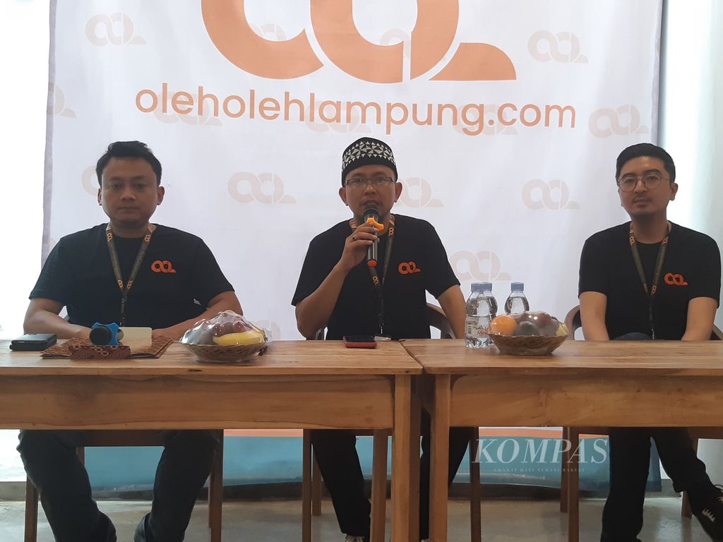 Chief Executive Officer oleholehlampung.com Robby Herdian (tengah) saat memberikan keterangan kepada awak media di sela-sela acara peluncuran <i>start up</i> tersebut di Bandar Lampung, Kamis (15/6/2023).
