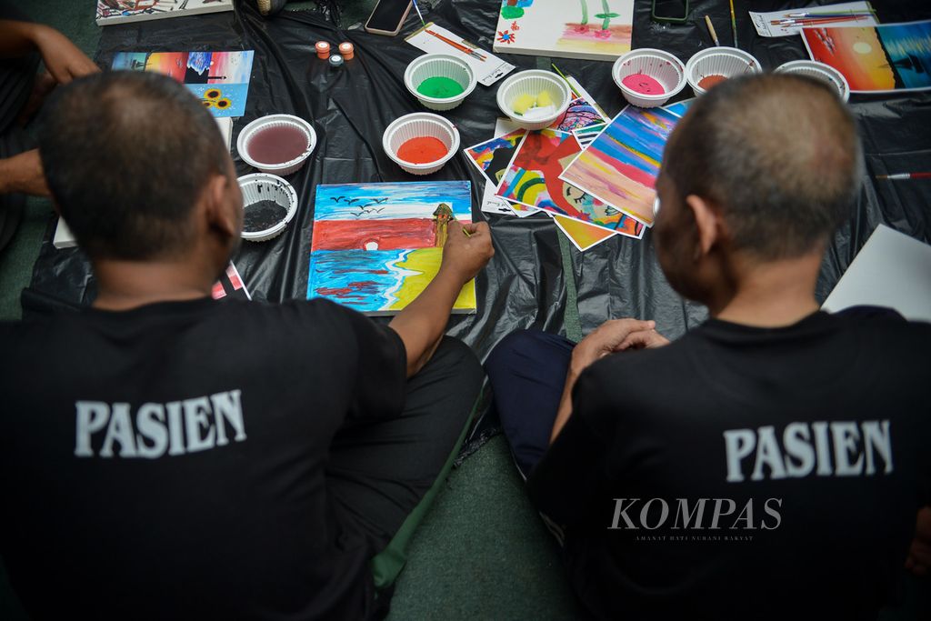 Dua pasien orang dengan gangguan jiwa (ODGJ) menyelesaikan lukisan di panti rehabilitasi mental Yayasan Jamrud Biru, Kecamatan Mustikajaya, Kota Bekasi, Jawa Barat, Minggu (7/5/2023). 