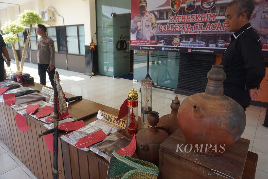 Barang bukti ritual dukun cabul disita jajaran Polresta Cilacap di Kabupaten Cilacap, Jawa Tengah, Selasa (7/11/2023). 