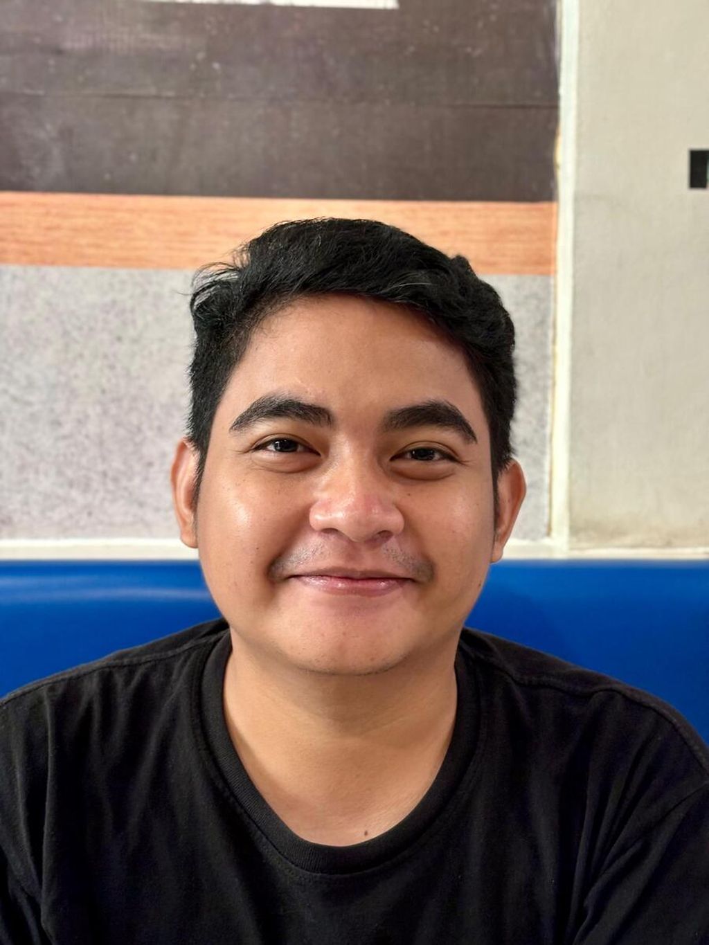 Pengembang aplikasi Android, Yohanes Rizky Gumilir (28), menyempatkan untuk bekerja sampingan sebagai penata musik di tengah kesibukannya di Jakarta. Selain menghasilkan uang tambahan, pekerjaan sampingan ini jadi wadah menyalurkan hobinya.