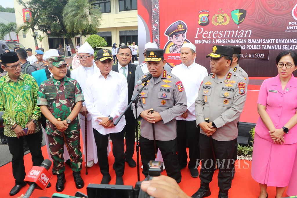 Kepala Kepolisian Negara Republik Indonesia Jenderal Listyo Sigit Prabowo (tengah) memberikan keterangan kepada wartawan, di Medan, Rabu (5/7/2023).