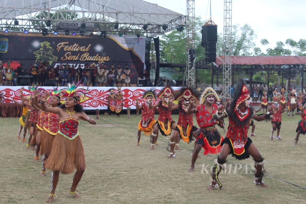 Tarian kolosal dalam Festival Seni Budaya Papua Barat di Manokwari, Papua Barat, Rabu (9/10/2019). Festival ini dihadiri sebanyak 300 peserta lomba tari dan musik tradisional dari 12 kabupaten di Papua Barat.