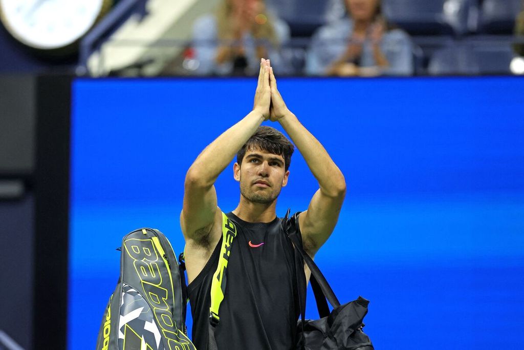 Ekspresi petenis Spanyol, Carlos Alcaraz, saat meninggalkan lapangan setelah dikalahkan Botic van De Zandschulp (Belanda) pada pada babak kedua tunggal putra Grand Slam Amerika Serikat Terbuka di Pusat Tenis Nasional AS, New York City, AS, Jumat (30/8/2024) dini hari WIB. Zandschulp menang dengan skor 6-1, 7-5, 6-4.