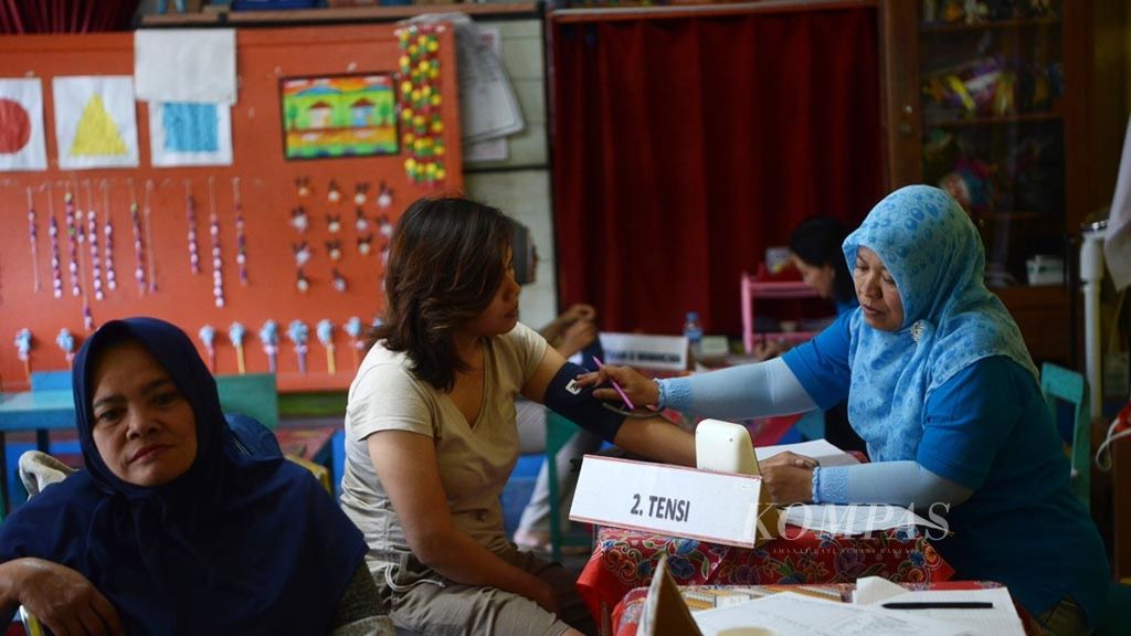 Petugas memeriksa tekanan darah warga yang mengikuti kegiatan Pos Pembinaan Terpadu untuk Penyakit Tidak Menular (Posbindu PTM) di Kelurahan Dukuh, Kecamatan Sidomukti, Kota Salatiga, Jawa Tengah, Agustus 2018. 