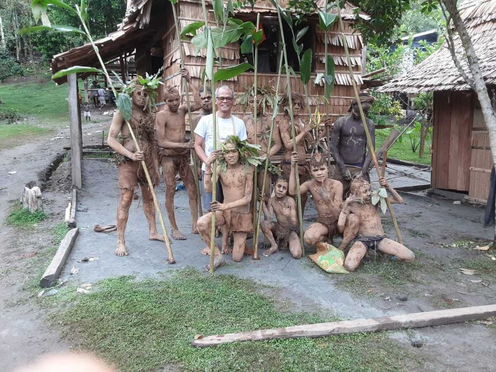 Paulus Suparmono CM (tengah), seorang misionaris asal Indonesia saat melakukan perjalanan misi ke Provinsi Choiseul, Kepulauan Solomon