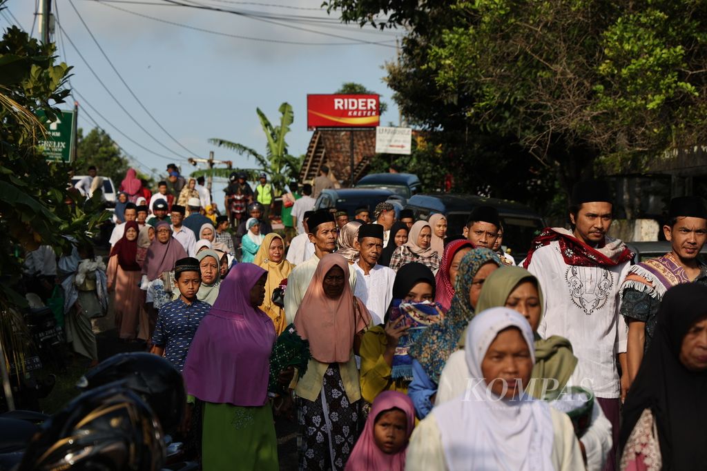 Sejumlah warga yang tergabung dalam jemaah Masjid Aolia di Kabupaten Gunungkidul, Daerah Istimewa Yogyakarta, berjalan kaki setelah menunaikan shalat Id 1445 Hijriah, Jumat (5/4/2024). 