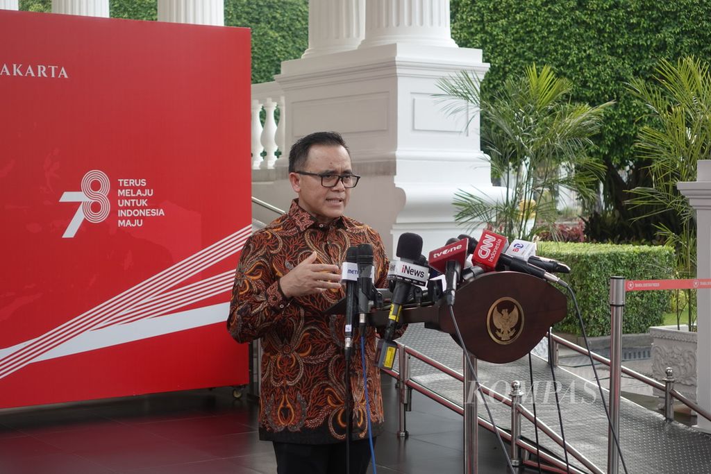 Menteri Pendayagunaan Aparatur Negara dan Reformasi Birokrasi Abdullah Azwar Anas seusai rapat terbatas terkait Rancangan Undang-Undang Aparatur Sipil Negara di Kompleks Istana Kepresidenan Jakarta, Rabu (13/9/2023).