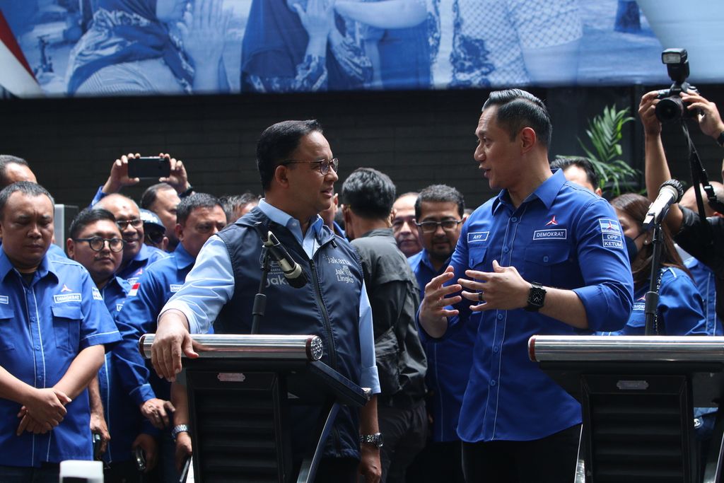 Anies Baswedan dan Agus Harimurti Yudhoyono (AHY) berdiskusi sebelum memulai konferensi pers di hadapan para wartawan dan relawan di kantor DPP Partai Demokrat di Kelurahan Pegangsaan, Kecamatan Menteng, Jakarta Pusat, Jumat (7/10/2022).