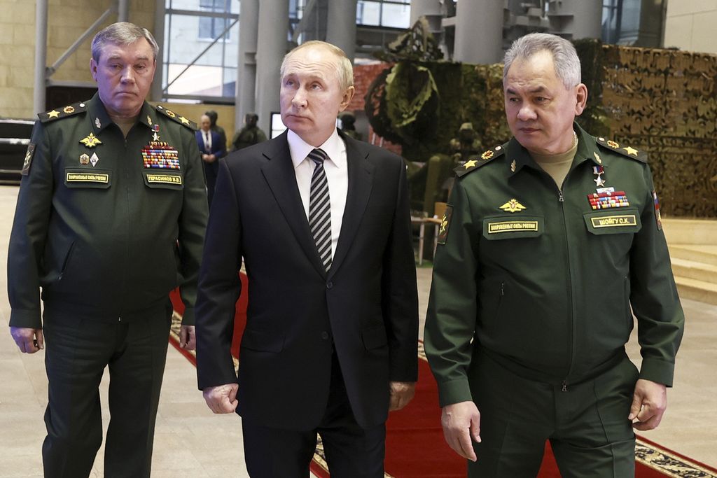 Foto yang diambil pada 21 Desember 2021 ini memperlihatkan Presiden Rusia Vladimir Putin (tengah) berjalan bersama Menteri Pertahanan Sergei Shoigu (kanan) dan Kepala Staf Angkatan Bersenjata Rusia Valery Gerasimov.