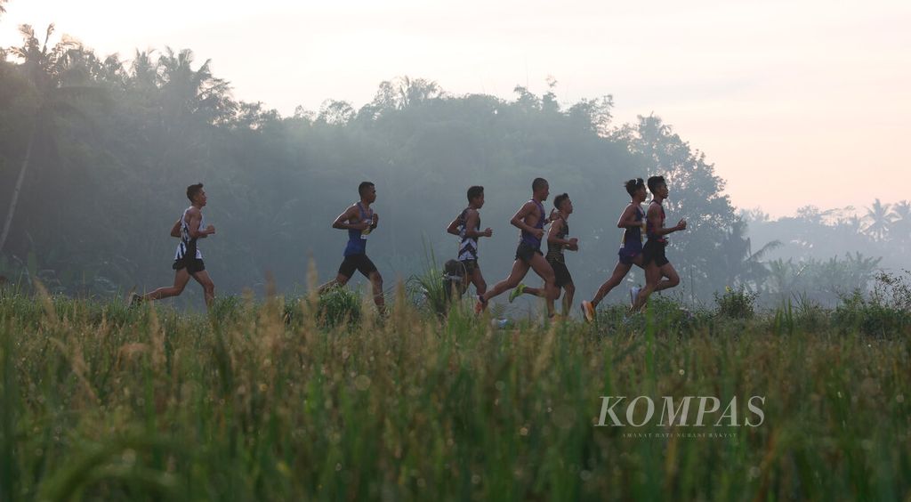 Para pelari Elite Race kategori putra yang bersaing untuk menjadi pemenang dalam ajang Borobudur Marathon 2022 Powered by Bank Jateng di kawasan Candi Borobudur, Jawa Tengah, Sabtu (12/11/2022).