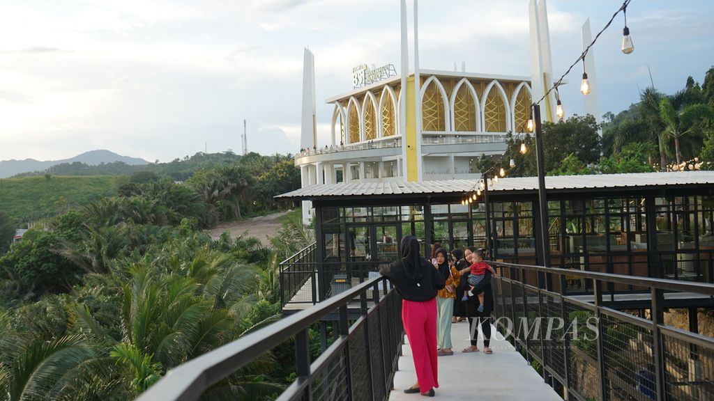 Suasana di kawasan pariwisata terintegrasi Bakauheni Harbour City di Kabupaten Lampung Selatan, Lampung, Sabtu (7/4/2024). Kawasan itu kini jadi ikon wisata baru di gerbang Sumatera. 
