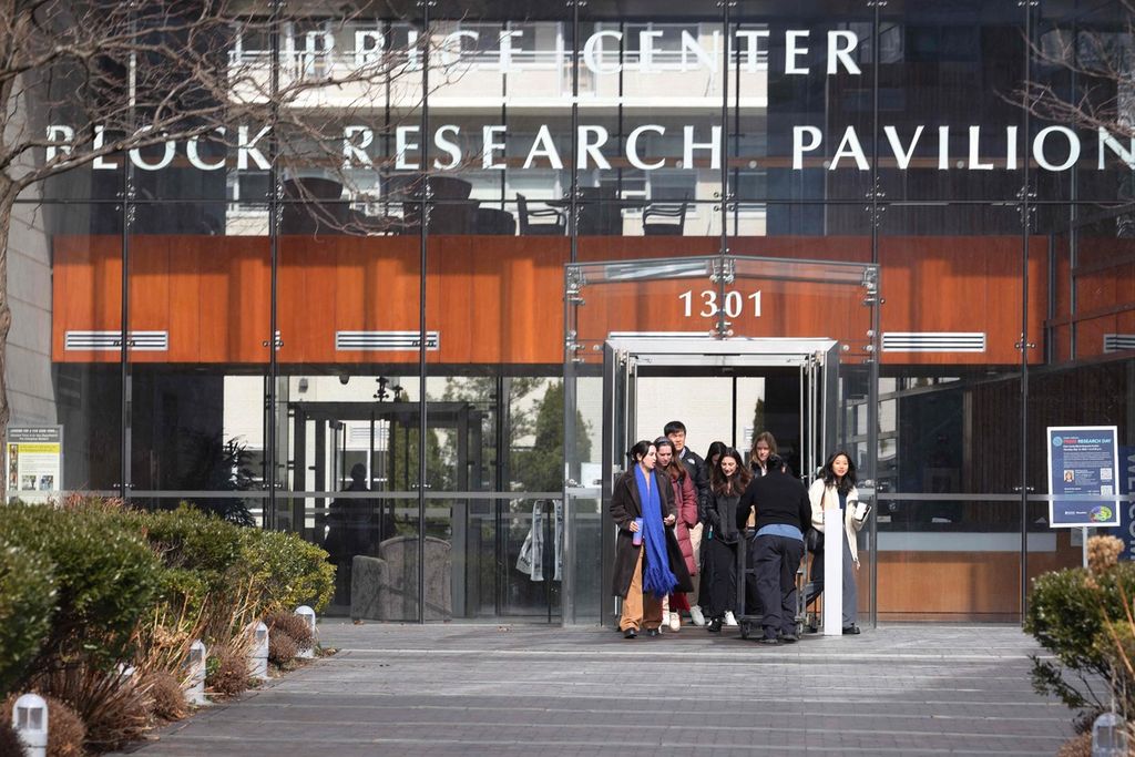 Mahasiswa keluar dari gedung laboratorium Fakultas Kedokteran Albert Einstein (AECOM) Universitas Yeshiva, Bronx, New York, Amerika Serikat, 26 Februari 2024.