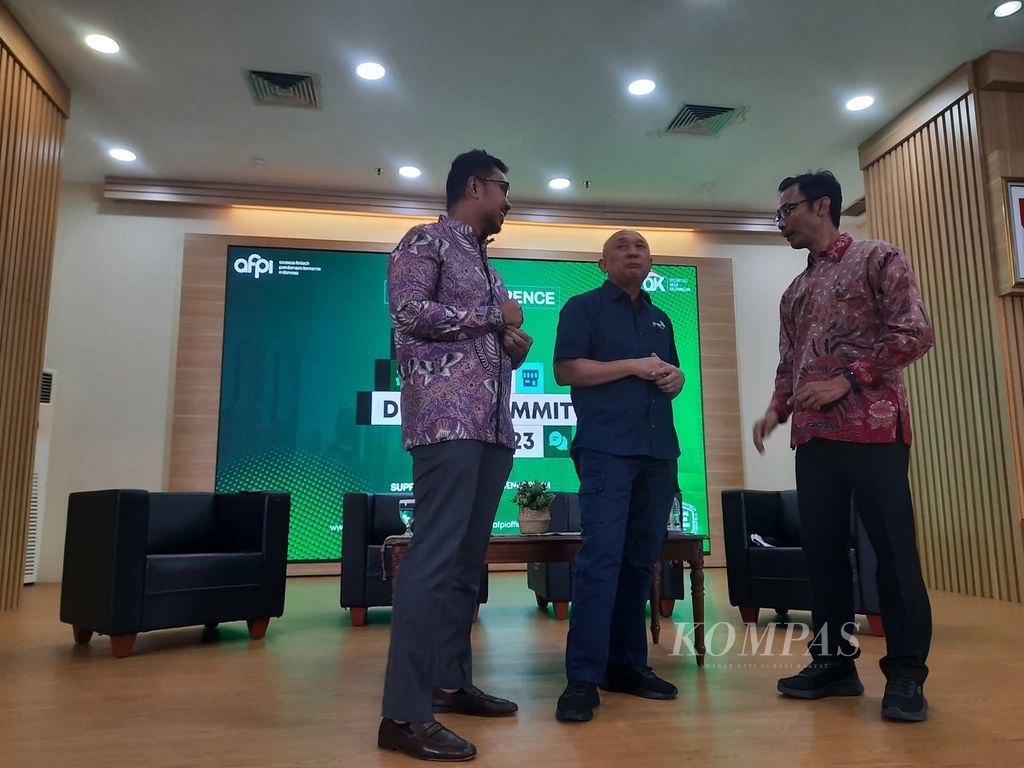 Menteri Koperasi dan Usaha Kecil Menengah Teten Masduki (tengah) berbincang dengan Sekretaris Jenderal Asosiasi Fintech Pendanaan Bersama Indonesia (AFPI) Sunu Widyatmoko (kanan) serta CEO Amartha Andi Taufan, di Jakarta, Kamis (14/9/2023). 