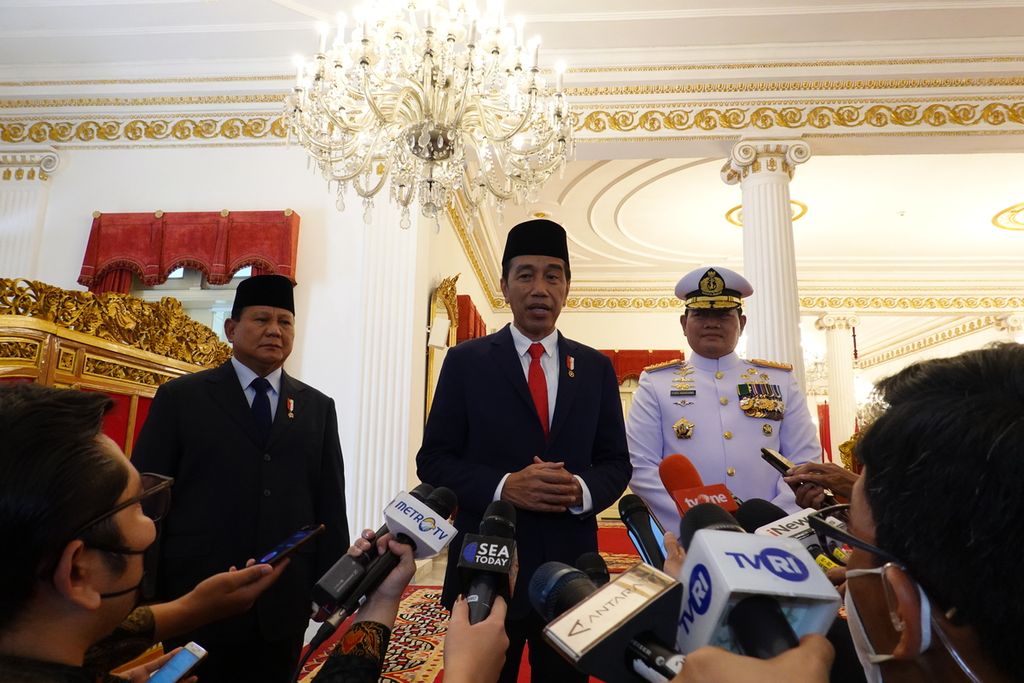 Presiden Joko Widodo memberikan keterangan pers seusai pelantikan Laksamana Yudo Margono yang dilantik sebagai Panglima TNI, Senin (19/12/2022), di Istana Negara, Jakarta.