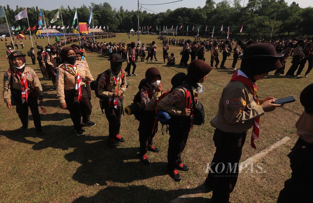 Sejumlah peserta kontingen Jambore Nasional XI Gerakan Pramuka berkumpul di lapangan Buperta, Cibubur, Jakarta, Jumat (19/8/2022). 