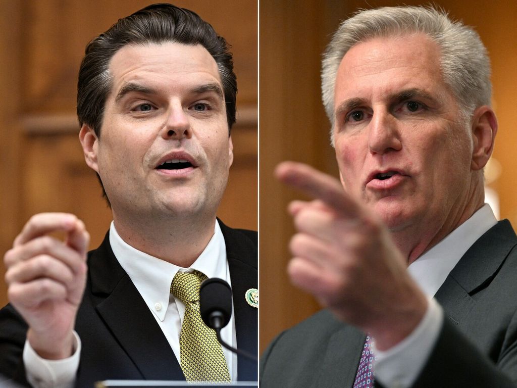 Anggota DPR AS dari Partai Republik, Matt Gaetz (kiri), saat di Gedung Capitol, 20 September 2023, dan Ketua DPR AS Kevin McCarthy pada 31 Mei 2023. Kombinasi foto dibuat pada 3 Oktober 2023. 