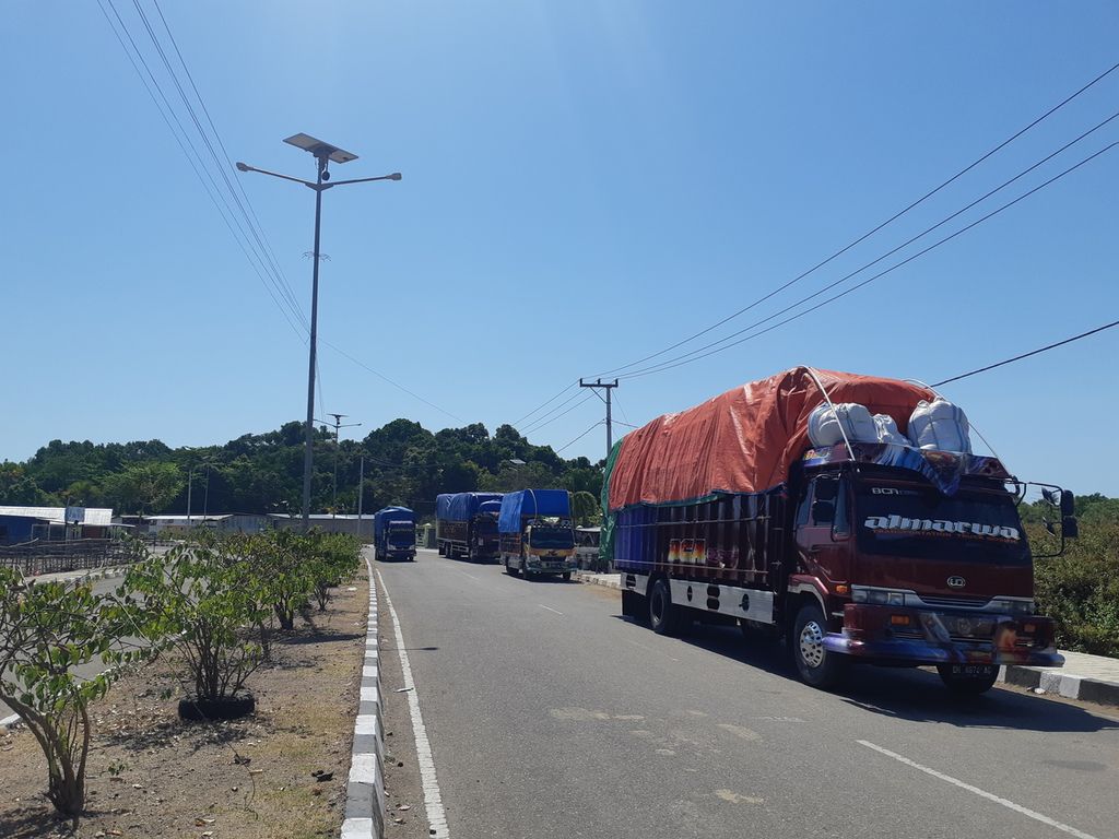 Truk barang ekspor mengantre di luar Pos Lintas Batas Negara Terpadu Motaain di Kabupaten Belu, Nusa Tenggara Timur pada Minggu (18/9/2022). Dalam satu hari sekitar 20 truk barang yang melintas ke Timor Leste.
